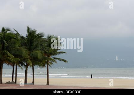 Phước Mỹ è un quartiere costiero del distretto di Sơn Trà di Da Nang, famosamente sede della spiaggia di My Khe, spesso citata come una delle più belle spiagge del Vietnam.. La statua della Signora Buddha di Danang è visibile in lontananza.  Ph??ng Ph??c M?, Da Nang, Vietnam Foto Stock
