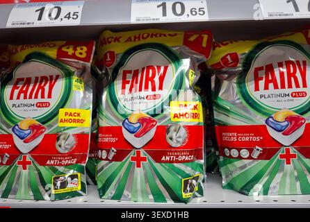 DENIA, SPAGNA - 10 dicembre 2025. Il liquido per lavastoviglie è disposto sugli scaffali dei supermercati in Spagna. I prodotti presentano confezioni dai colori brillanti. Negozio Foto Stock
