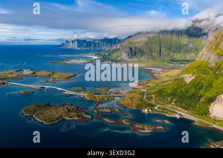 Vista aerea delle isole Lofoten, Norvegia con ponti e fiordi Foto Stock