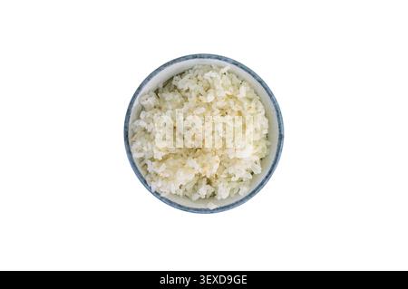 Riso giapponese bianco al vapore con semi di sesamo servito in un recipiente di ceramica blu su sfondo bianco Foto Stock