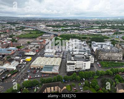 Vista aerea con drone del centro città di Glasgow in Scozia, Regno Unito Foto Stock