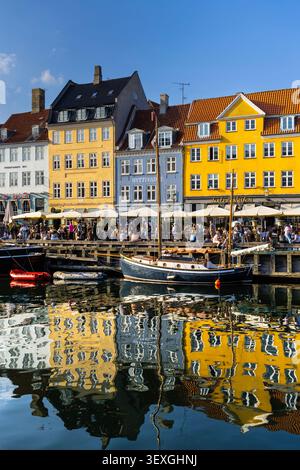 Case e barche colorate lungo la storica Nyhavn del XVII secolo, Copenhagen, Danimarca Foto Stock