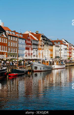 Case e barche colorate lungo la storica Nyhavn del XVII secolo, Copenhagen, Danimarca Foto Stock