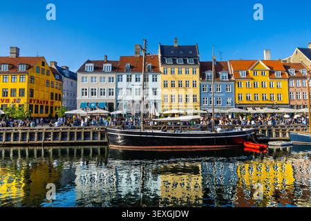 Case e barche colorate lungo la storica Nyhavn del XVII secolo, Copenhagen, Danimarca Foto Stock