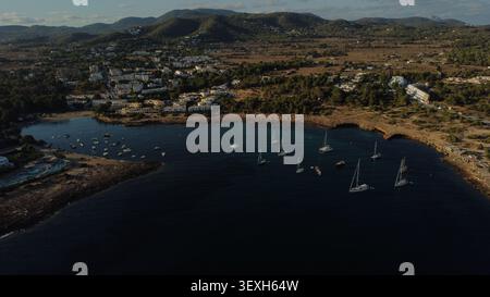 Vista delle barche ancorate vicino alla costa rocciosa di Ibiza. Foto Stock