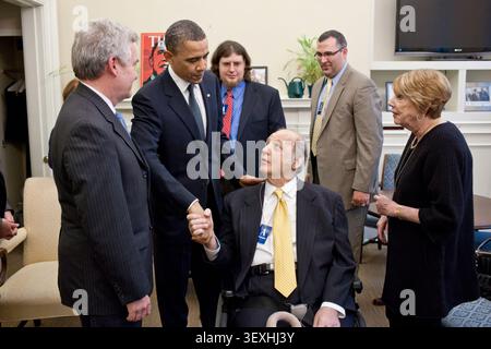 Il presidente Barack Obama saluta James Brady nell'ufficio West Wing del segretario alla stampa Jay Carney alla Casa Bianca, 30 marzo 2011. Brady, segretario stampa dell'ex presidente Ronald Reagan, è stato ferito durante l'attentato al presidente Reagan trent'anni fa. La moglie di Brady, Sarah, giusto, e il figlio Scott, al centro, si sono Uniti a lui per l'incontro. (Foto ufficiale della Casa Bianca di Pete Souza) questa fotografia ufficiale della Casa Bianca è resa disponibile solo per la pubblicazione da parte delle agenzie di stampa e/o per uso personale per la stampa da parte del soggetto o dei soggetti della fotografia. La fotografia potrebbe non essere manipolata Foto Stock