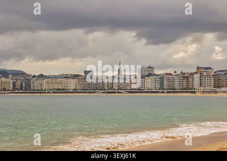 Vista sulla spiaggia di la Concha a San Sebastian. San Sebastian, Spagna - 9 settembre 2024. Foto Stock