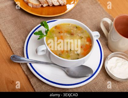 Rassolnik - tradizionale zuppa russa con cuccetrioli sottaceto Foto Stock