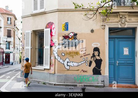 Graffiti 'Vivre c'est de la bombe' della signorina TIC in via Gérard, quartiere Hilltop del Butte-aux-Cailles, nel 13° arrondissement di Parigi, Foto Stock