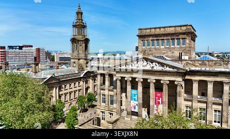 Fotografia aerea con drone dell'Harris Museum, Art Gallery and Library, uno dei monumenti storici più importanti di Preston, con vista su Market SQ Foto Stock