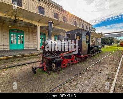 Prospettiva della vecchia macchina ferroviaria presso la stazione Provinciale nel quartiere Meridiano V nella città di la Plata sotto la vista del sole. Foto Stock