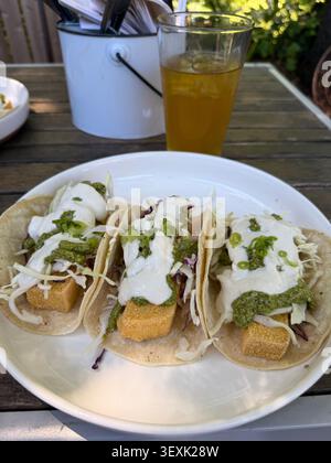Tacos Vegan tofu su un piatto. Foto Stock
