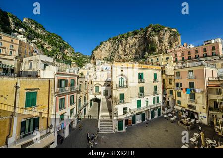 Vista sulla piazza del paese di Atrani, Atrani, Costiera Amalfitana, Campania, Italia Foto Stock