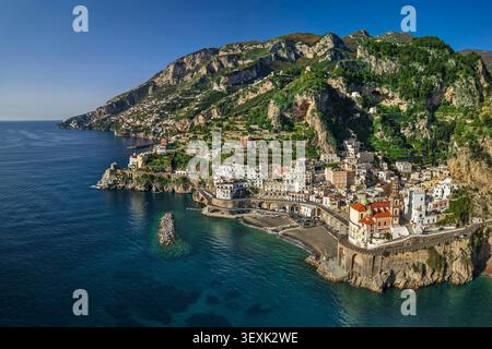 Vista di Atrani, Costiera Amalfitana, Campania, Italia Foto Stock