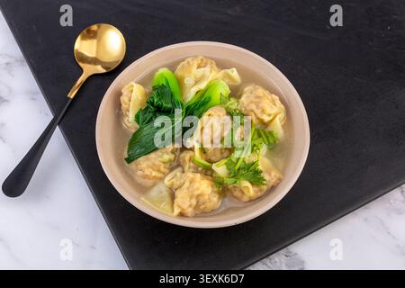 Wontons cantonesi in Light Broth, zuppa cinese tradizionale Foto Stock