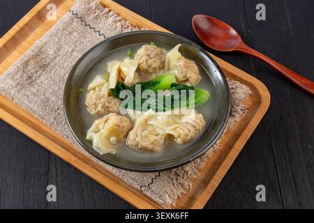 Wontons cantonesi in Light Broth, zuppa cinese tradizionale Foto Stock
