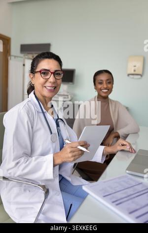 Ritratto di una donna matura e felice in camice da laboratorio Foto Stock