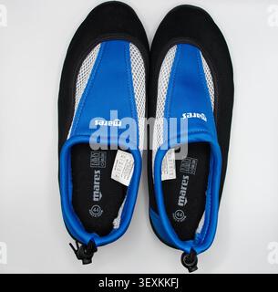 Vista dall'alto di un paio di scarpe acquatiche marchiate con tessuto blu e nero isolato sul bianco. Foto Stock