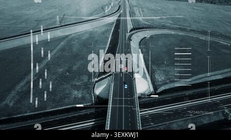 Vista di sorveglianza di un'autostrada che mostra i veicoli e il paesaggio circostante Foto Stock