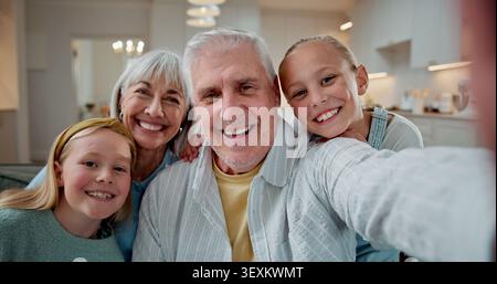 Nonni, ritratti e selfie con i bambini a casa per incollare, ricordare o catturare momenti insieme. Nonno, nonna o nipoti con il sorriso per Foto Stock