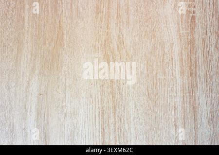 Sfondo in legno beige chiaro con motivi a grana verticale morbida. Superficie in legno pulita e minimale per il design Foto Stock