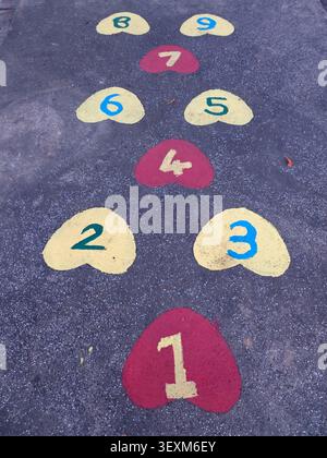 Layout Hopscotch a forma di cuore con pietre a gradini Foto Stock