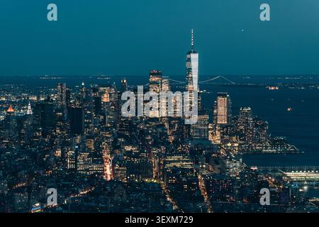 Vista aerea dello skyline illuminato di Manhattan di notte con il One World Trade Center Foto Stock
