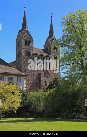 Monastero, torri e lavori ad ovest, Corvey, sito Patrimonio dell'Umanità, ex abbazia benedettina imperiale direttamente sulla riva occidentale del fiume Weser, città di H. Foto Stock