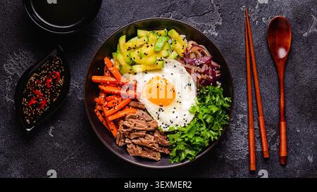 Piatto tradizionale coreano Bibimbap: Riso con verdure manzo e uova, vista dall'alto. Foto Stock