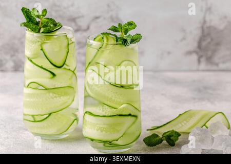Acqua fresca infuso di cetriolo su sfondo chiaro, messa a fuoco selettiva Foto Stock
