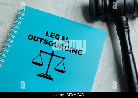 Concetto di servizi legali di esternalizzazione scrivere su libro isolato su Wooden Table. Per il supporto legale e la gestione dei contratti in remoto Foto Stock
