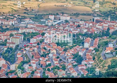 Vista aerea della piccola città europea con tetti rossi. Foto Stock