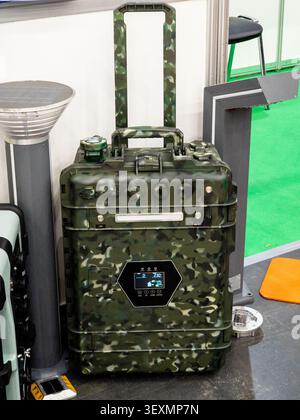 Un generatore di potenza portatile per impieghi gravosi, con motivi mimetici, progettato per avventure all'aperto, uso militare e backup di emergenza, dotato di un display LCD stat Foto Stock