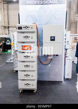 Ucraina, Kiev - 26 maggio 2026:IA stack di moderni moduli batteria al litio ad alta capacità e un inverter di potenza esposto in un commercio di energia industriale Foto Stock