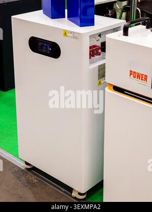 Un'unità di stoccaggio per batterie portatile ad alta capacità di colore bianco professionale con display digitale, progettata per l'immagazzinamento di energia pulita e il backup di emergenza Foto Stock