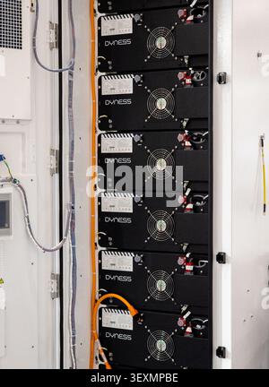 Ucraina, Kiev - 26 maggio 2026:IA stack di moduli batteria professionali al litio-ferro-fosfato (LFP) installati in un rack industriale bianco per scal di grandi dimensioni Foto Stock