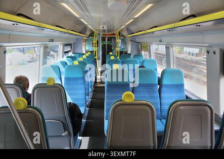 LONDRA, Regno Unito - 8 LUGLIO 2024: I passeggeri viaggiano sulla linea pendolare Southern Train (Greater Thameslink Railway) nella Greater London Regno Unito. Foto Stock
