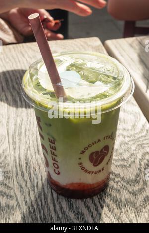 Latte matcha alla fragola di Coasa Coffee, Winchester, Hampshire, Inghilterra. Foto Stock