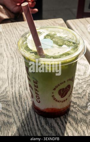 Latte matcha alla fragola di Coasa Coffee, Winchester, Hampshire, Inghilterra. Foto Stock