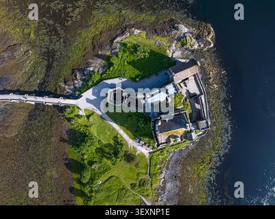 Vista aerea diretta del castello di Eilean Donan sulla sua isola di marea all'incontro di Loch Duich, Loch Long e Loch Alsh nelle Highlands scozzesi. Foto Stock
