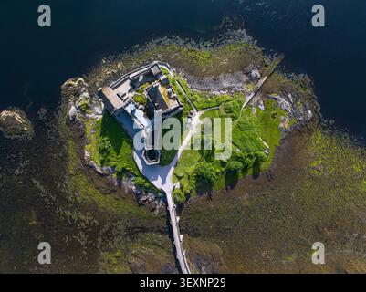 Vista aerea diretta del castello di Eilean Donan sulla sua isola di marea all'incontro di Loch Duich, Loch Long e Loch Alsh nelle Highlands scozzesi. Foto Stock