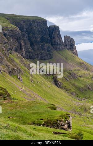 Il Quiraing sul Trotternish Ridge, Isola di Skye, Scozia, in una giornata estiva di sole con spettacolari formazioni rocciose e un paesaggio verde ondulato. Foto Stock