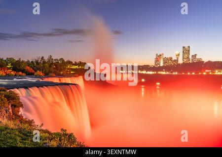 Cascate del Niagara, New York, USA, dal bordo delle cascate al crepuscolo autunnale. Foto Stock