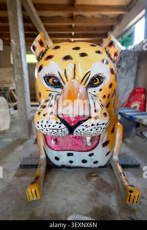 Primo piano di un cofano dipinto a fantasia di leopardo con faccia ringhiante, Accra, Ghana Foto Stock