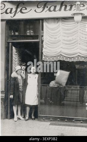 Cafe', tre donne in piedi di fronte ad un Cafe' vicino ad una vetrina, intorno al 1920 Foto Stock