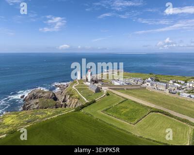 Vista aerea del caratteristico faro rosso e bianco Phare de Saint-Mathieu sulla costa bretone, accanto alle rovine storiche della chiesa dell'ex Ben Foto Stock
