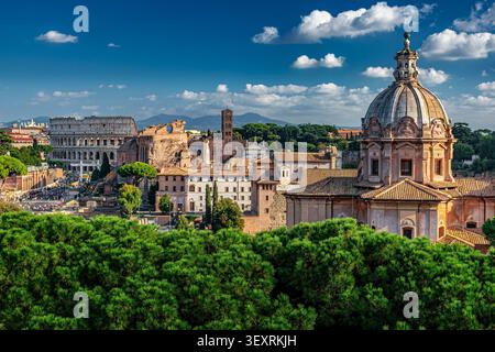Vista sopraelevata della Roma storica con il Colosseo, le cupole della chiesa e i monumenti storici della capitale italiana. Foto Stock
