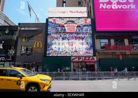 Vista dettagliata di un annuncio di New York o da nessuna parte al di fuori del Madison Square Garden prima della partita 4 delle finali NBA di mercoledì 10 giugno 2026 a New York. Foto Stock