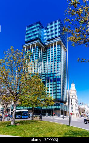 Columbus Towers dopo i lavori di ristrutturazione. Le Torres de Colón, Torri Colombo, sono un complesso di grattacieli per uffici situato in Plaza de Colón, Madrid. La comp Foto Stock