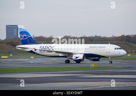 Airbus A320 di Atlantic Airways in taxi dopo l'atterraggio all'aeroporto di Copenaghen. Foto di alta qualità Foto Stock